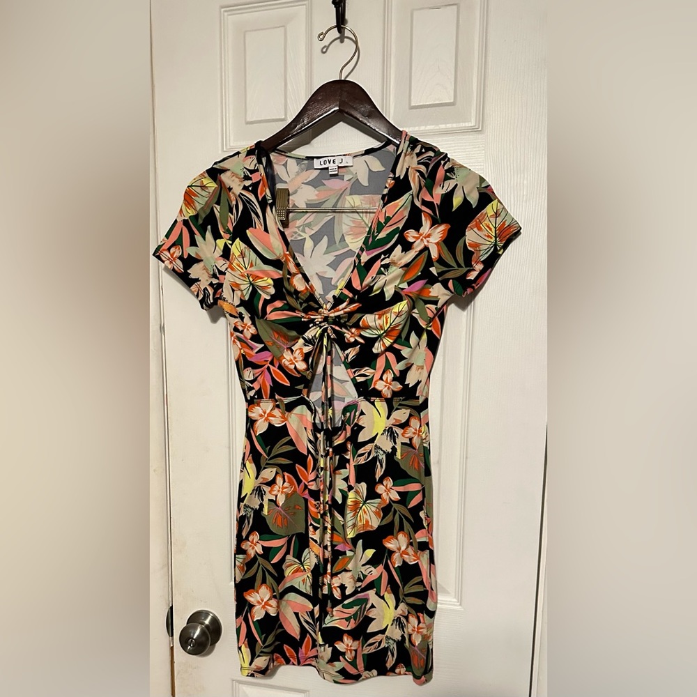 🧡4 items for $15 - Adorable mini dress with adjustable peekaboo middle. 108
